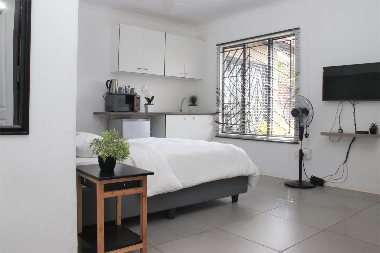 Cosmo Sleepover Roodepoort Bagian luar foto